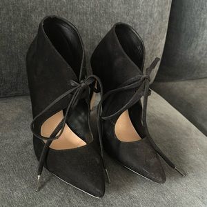 Black heels with laces.